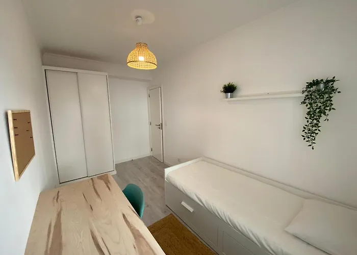 Carcavelos Serviced 3 *